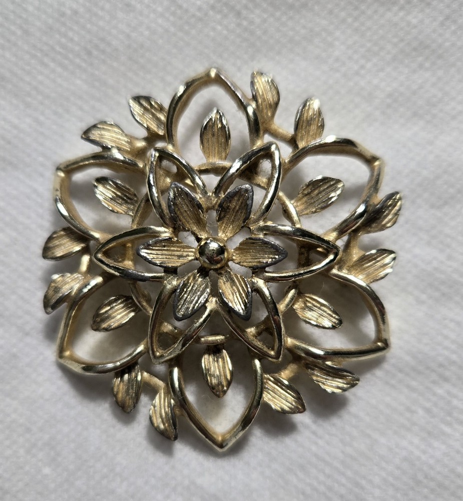Sarah Coventry Vintage Brooch. Gold tone Floral