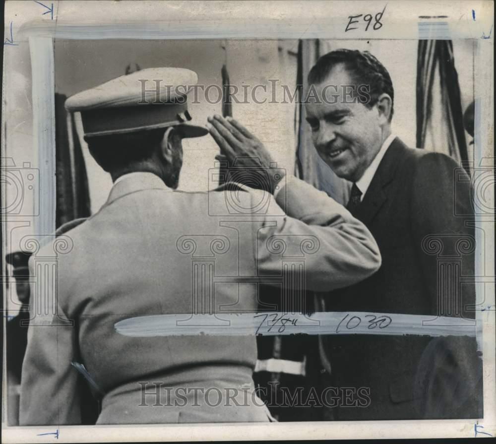 1969 Press Photo Ethiopia's Emperor Selassie Salutes Nixon In Washington