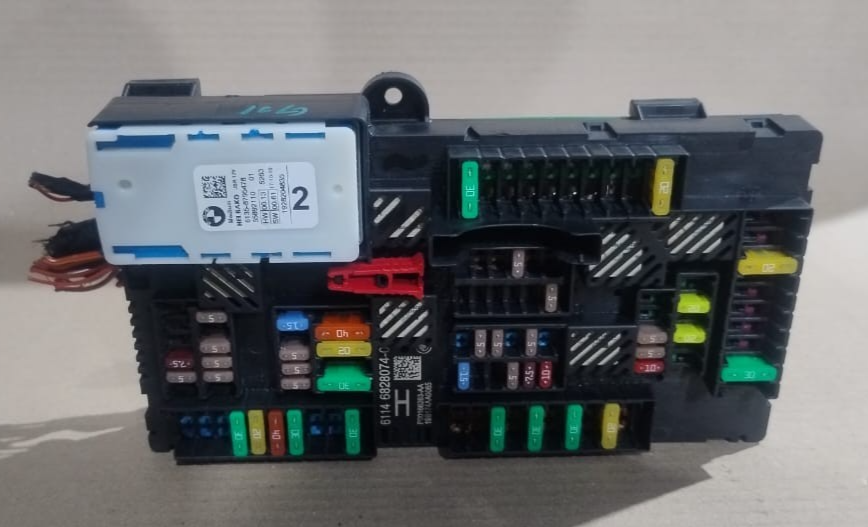 BMW F98 F97 X4 X3 G01  M BODY FUSE BOX CONTROL MODULE OEM  6828074