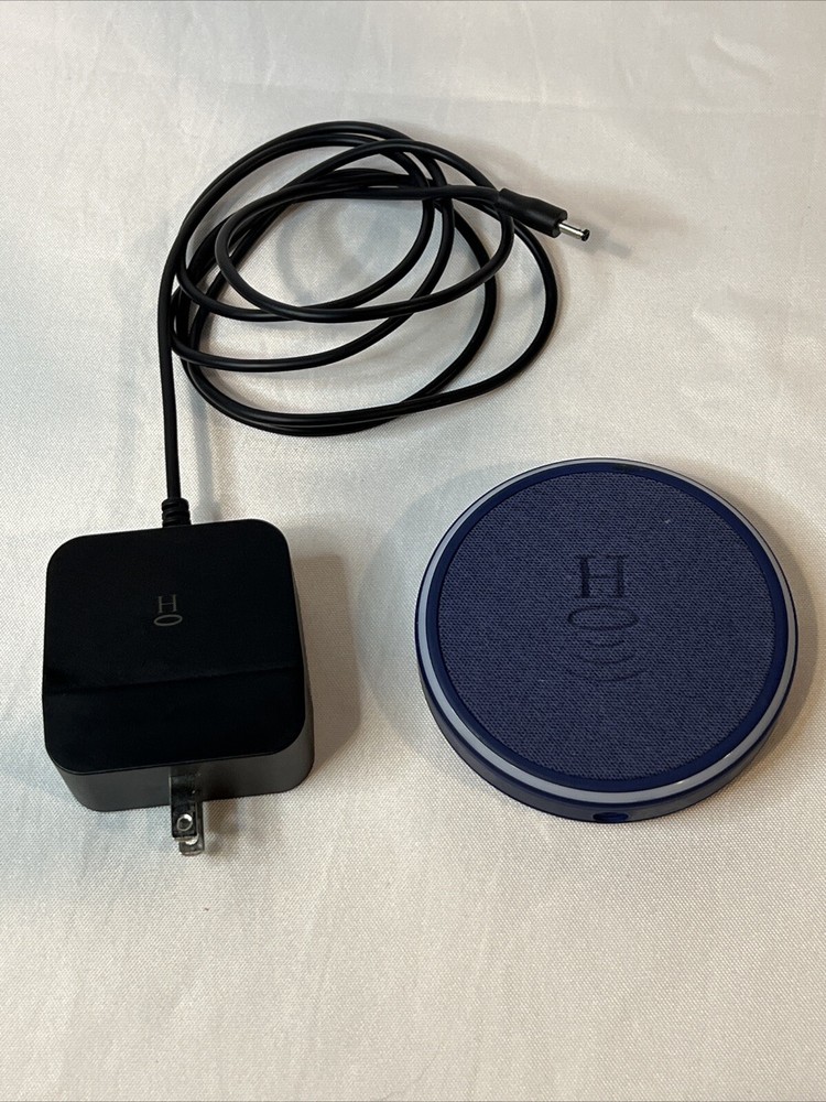 Halo Wireless Universal Charging Hub with USB-A and USB-C 801106800 Loyal Blue