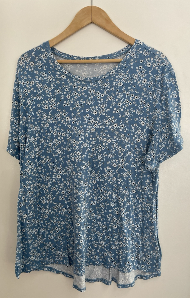 Women's Allover White Floral Stretchy Rayon Crewneck Short Sleeve Shirt Blue 1X