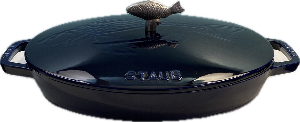 NWT Staub 13” Cast Iron Covered Oval Dish Fish Drawing Add’l Fish Shape Handle