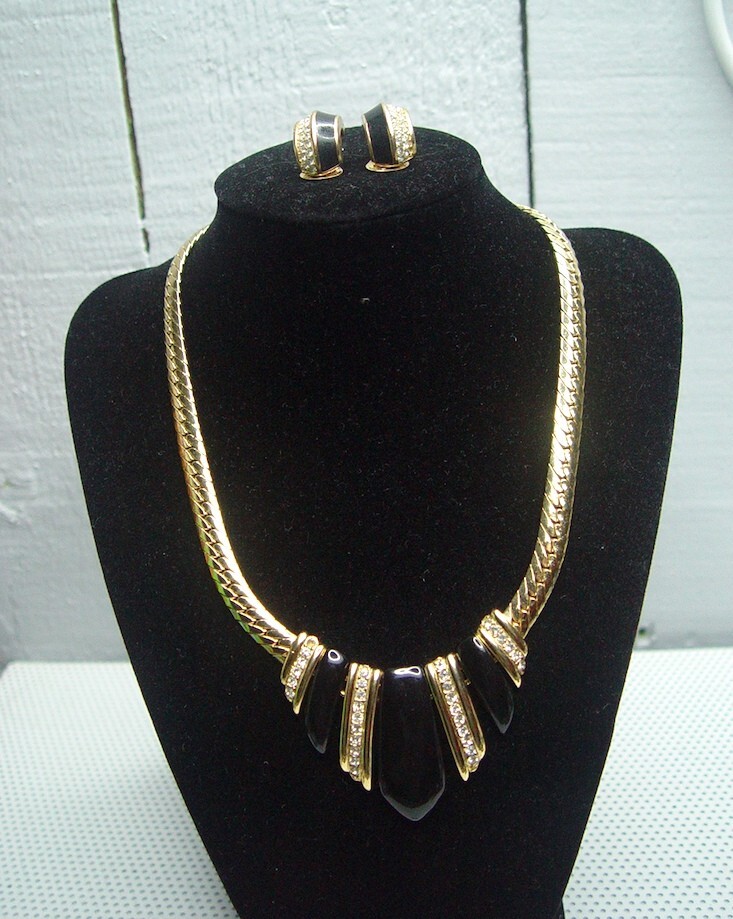 DIOR EARRINGS AND NECKLACE SET IN LUXURY GOLD TONE