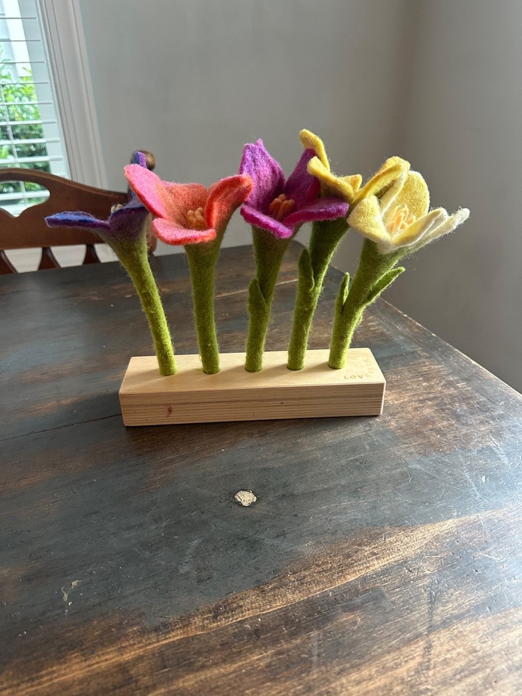 COMPLETE Lovevery Felt Flowers In A Row The Helper Play Kit Montessori Wood Base