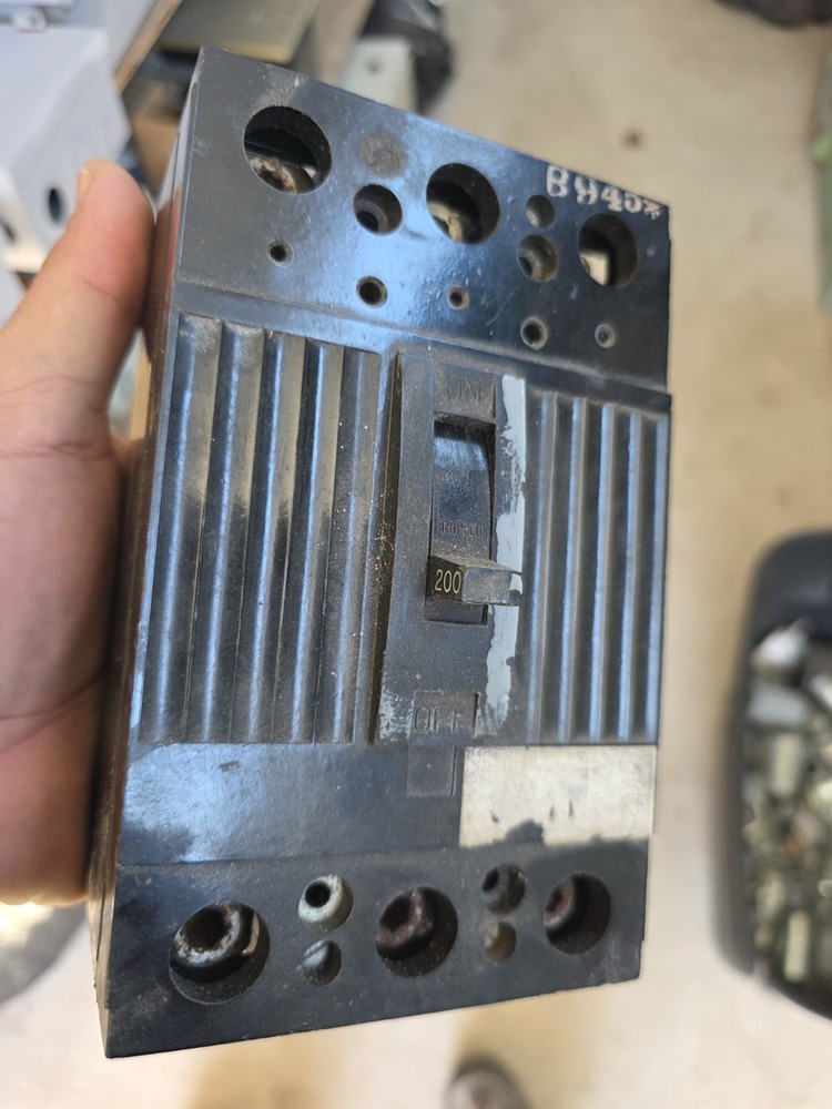GE TQD32200 240 V AC 200 A 3-Pole Circuit Breaker