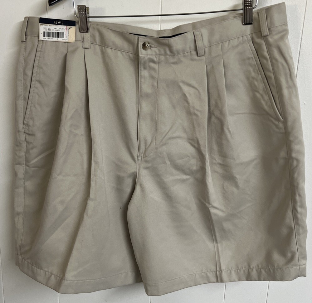 Roundtree & Yorke Shorts Mens 42 Relaxed Fit Chino Casuals Pleated Tan Khaki NWT