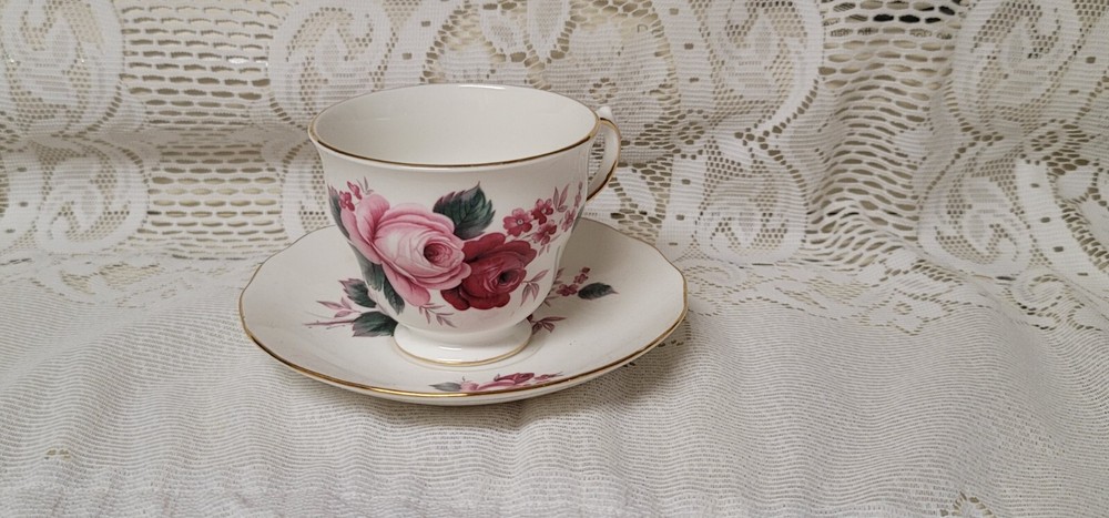 Vintage Queen Anne England Pink Red Roses Gold Trim Teacup Saucer 8523  