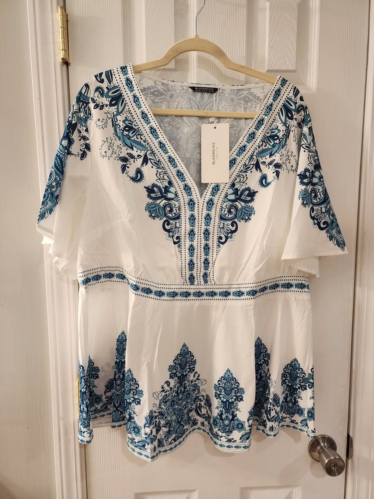 BloomChic Top Women Plus 18-20 White Bandana Print V-Neck Short Sleeve Tunic