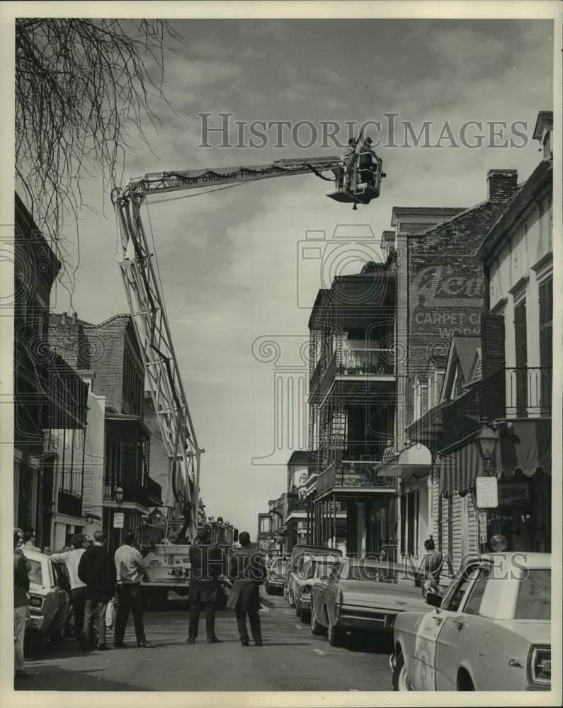 1967 Press Photo Men in bucket of large crane in New Orleans - noc05897