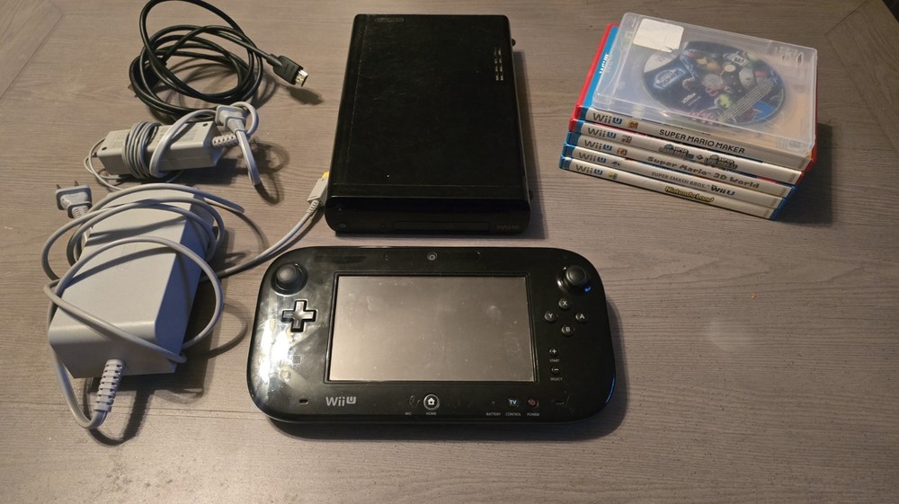 Nintendo Wii U Black 32 GB Bundle - Cables, Game Pad, Games