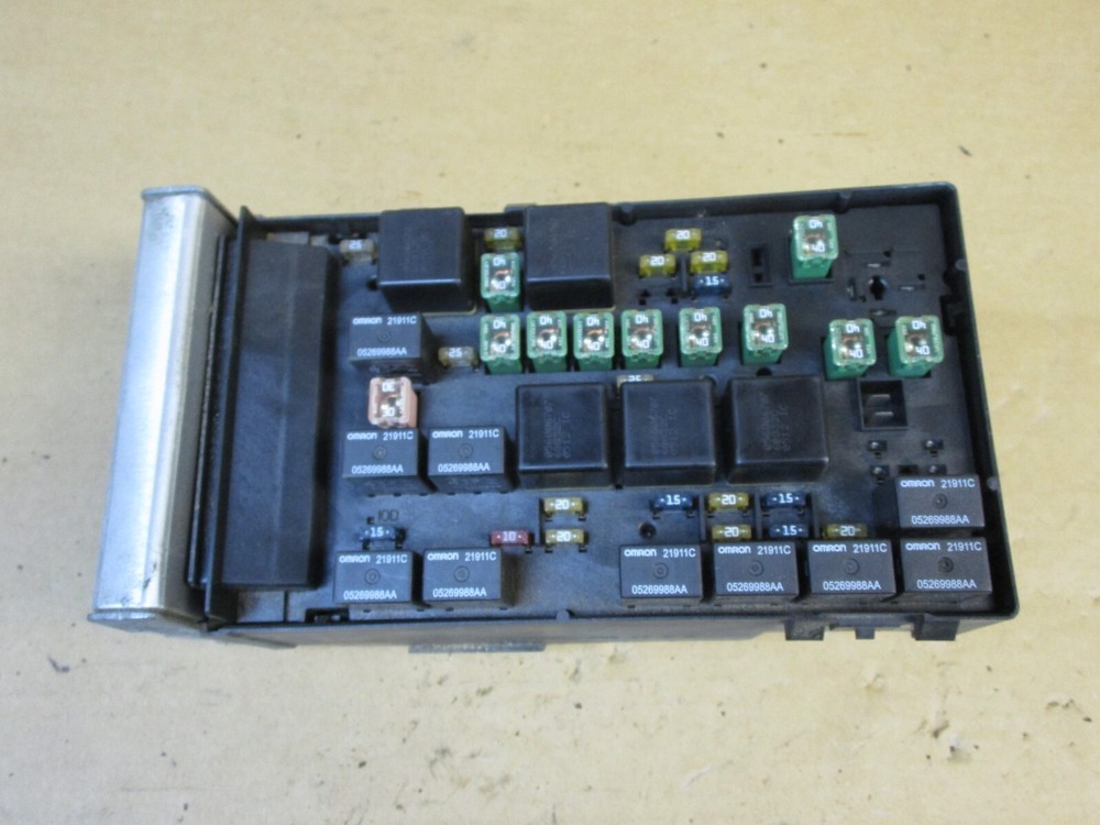 01 02 03 Chrysler T&C Totally Integrated Power Module Fuse Box TIPM 04869200