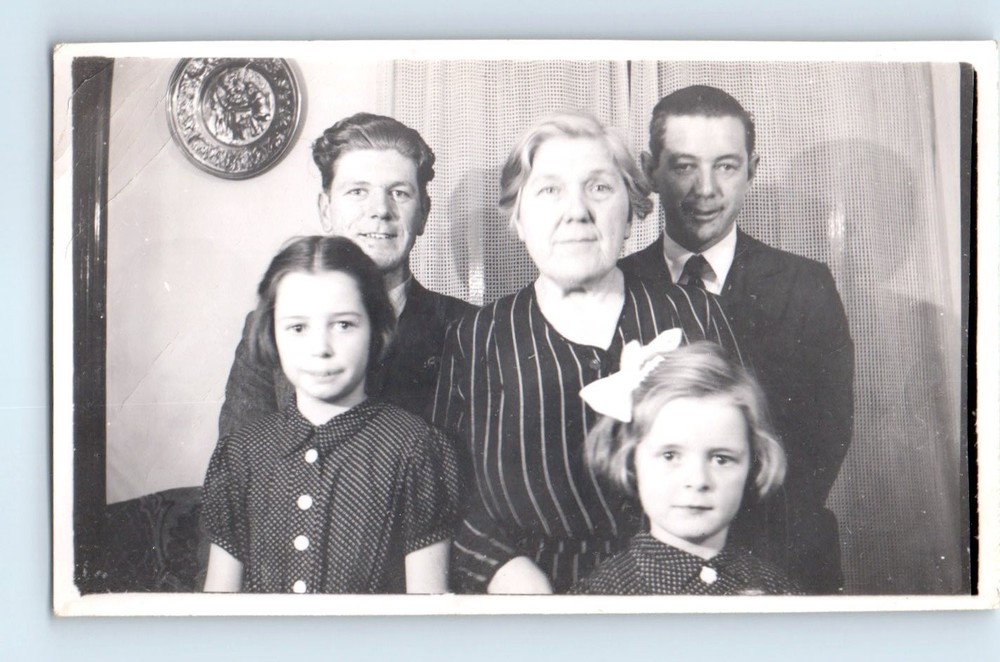 Old Vintage Photo MEN WOMAN TWIN GIRLS TWINS SISTERS SIBLINGS SNAPSHOT PIC