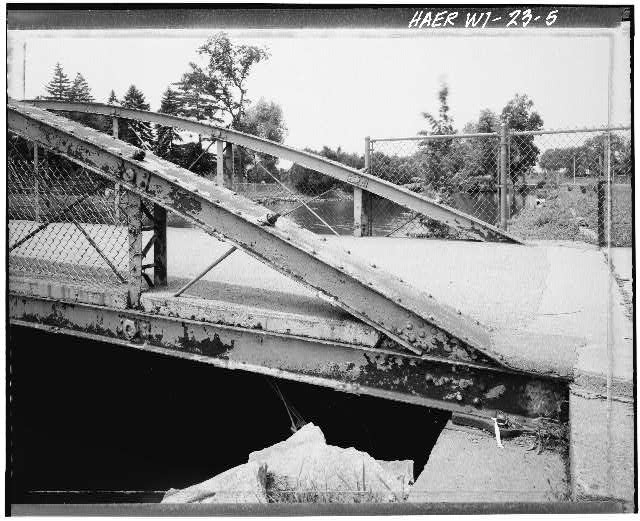 5. VIEW EAST TRUSS, NORTH CORNER, ABUTMENT - Fountain Island Bridge, Lakeside