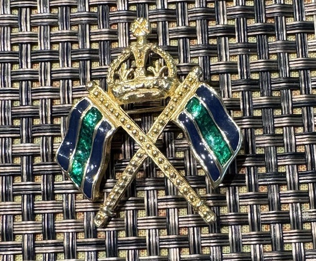 Crown Flag Brooch Gold Enamel Carolee Duchess Royal Collection Signed Vintage🤍