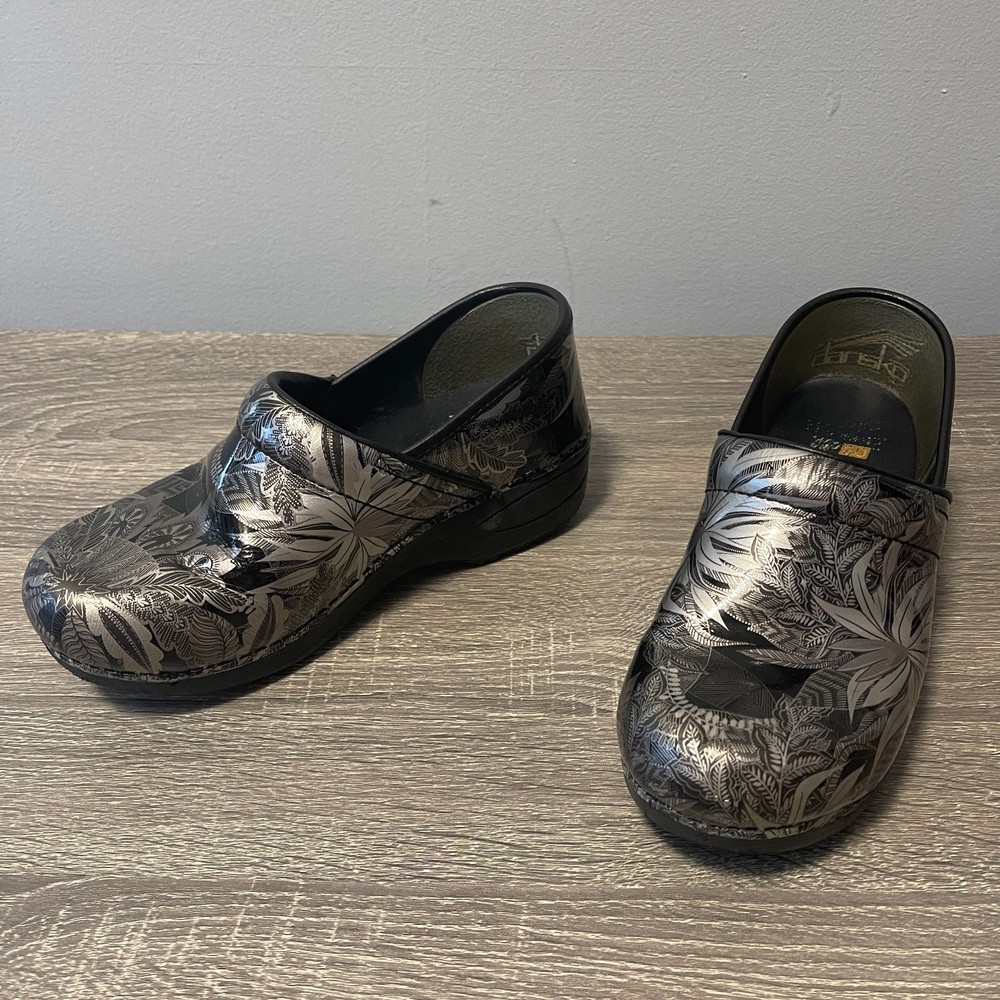 Dansko XP 2.0 Floral Patent Leather Clogs Women's Size 38 Black Professional