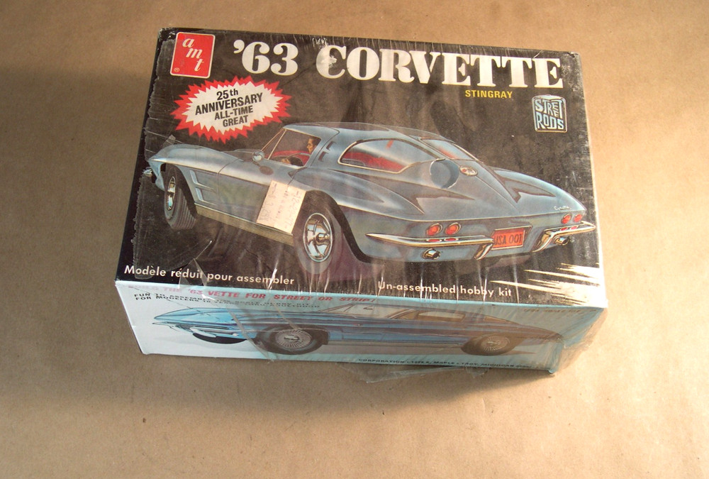 AMT '63 Corvette Sting Ray 1:25 Model Kit 6550 25th Anniversary