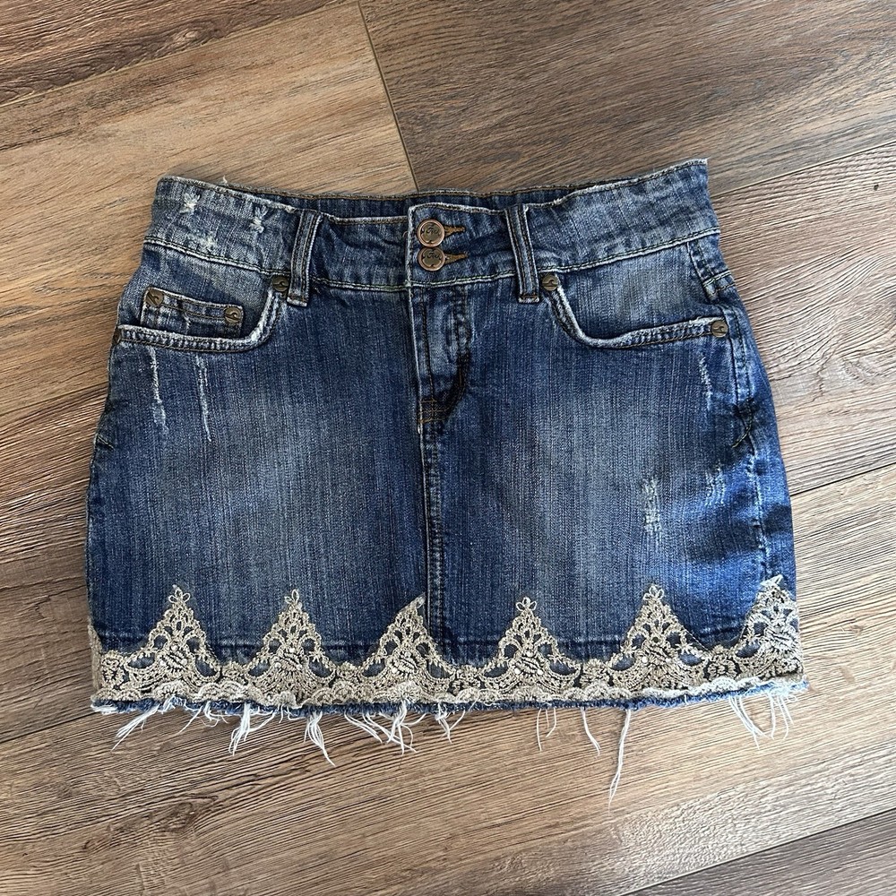Y2K 2000’s Slightly Distressed Jean mini Skirt Junior size 7
