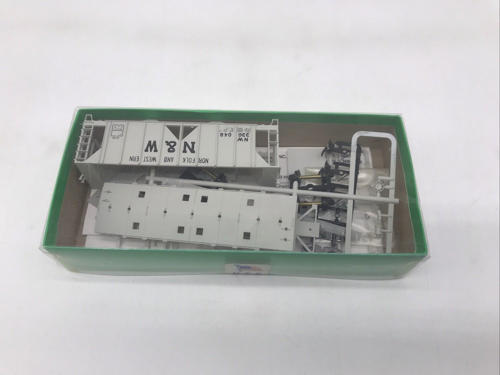 HO Scale Bowser #55601 70 Ton 2 Bay Covered Hopper N&W 330048 CBN