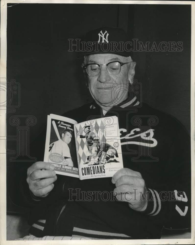 1958 Press Photo New York Yankees Manager Casey Stengel With New Book